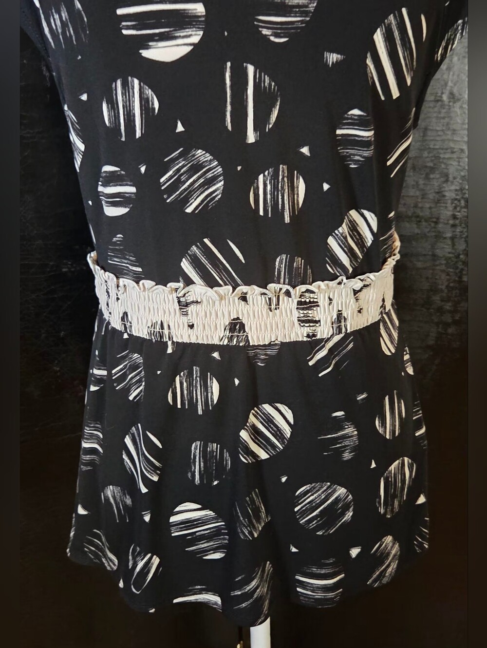 Vintage BCBGMAXAZRIA Circle Print Smocked Ruffle V-Neck Top Medium - Picture 12 of 14